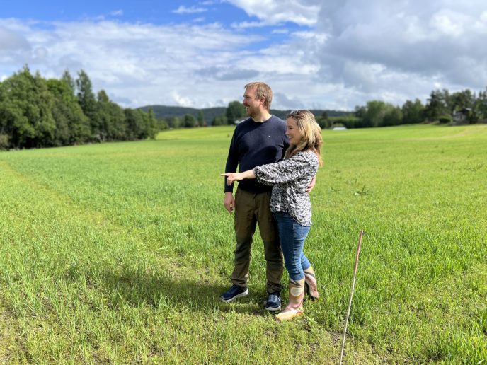 Forsoksfelt pa Borge gard Simen og Sandra foto Karoline Lervag Solberg